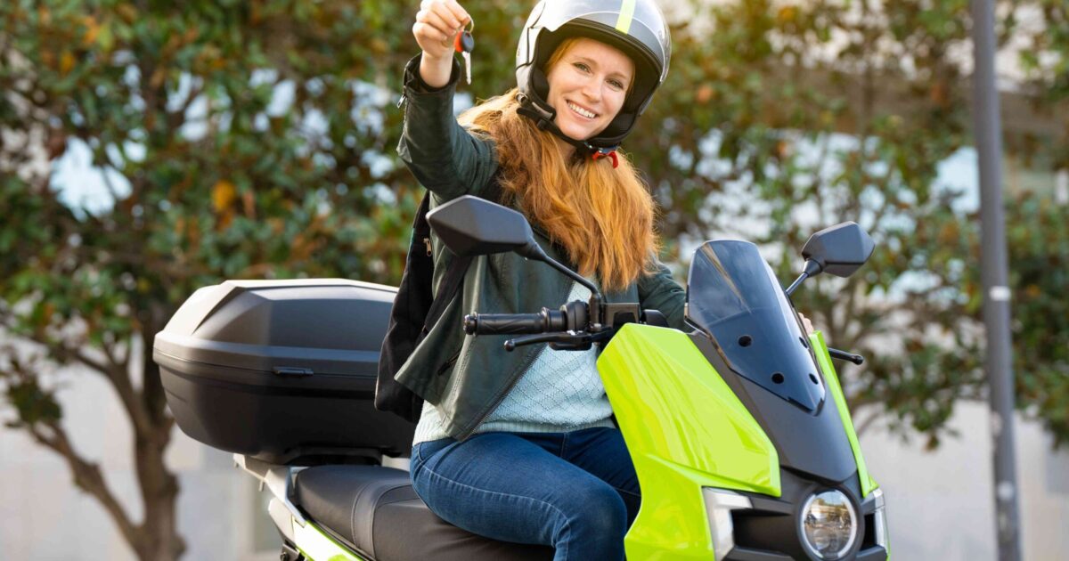 אישה יושבת על אופנוע במהלך לימודי רישיון נהיגה לאופנוע